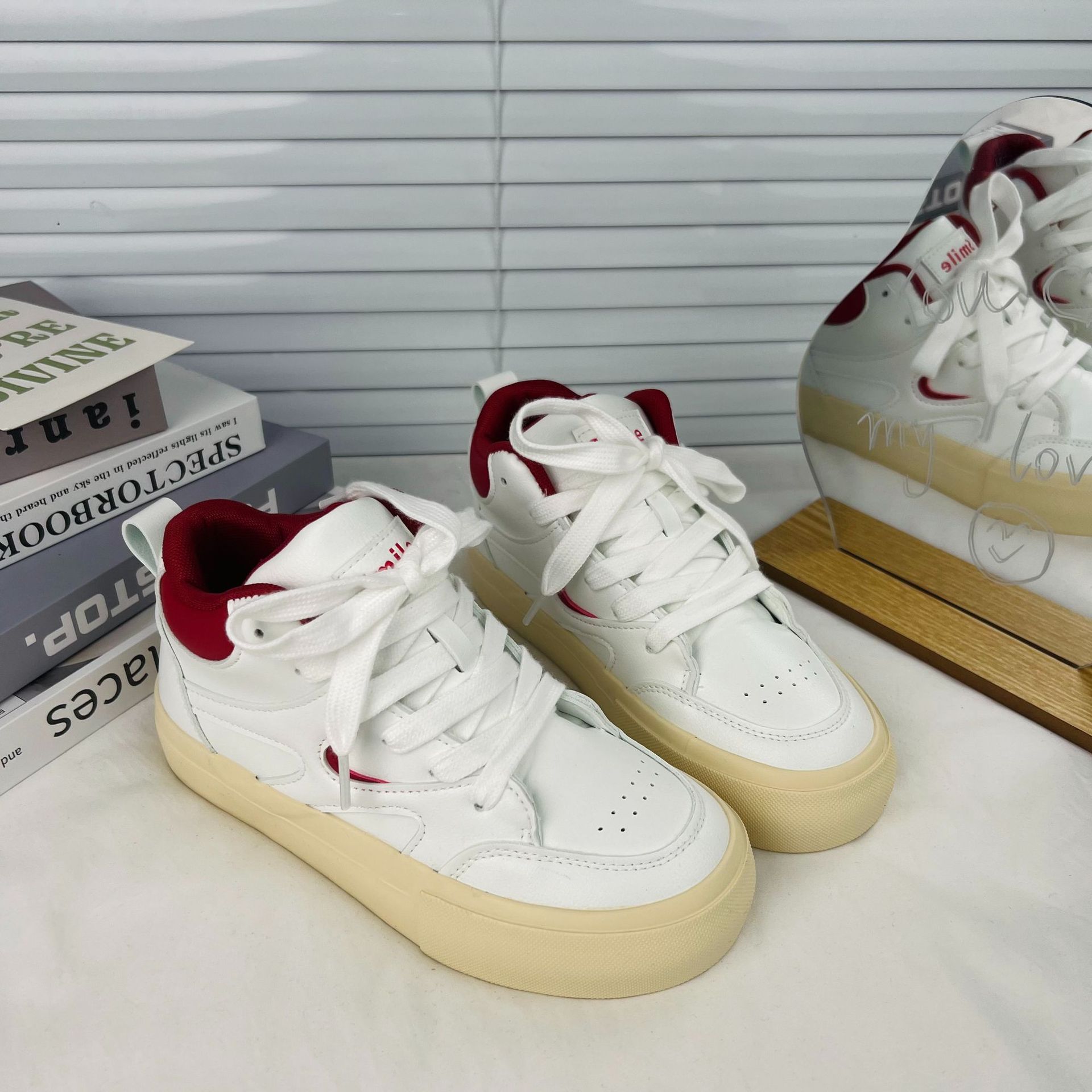 Los estudiantes de otoño e invierno de estilo coreano versátiles zapatos blancos de mujer 2023 zapatos de lona de cuero mid-top en línea zapatos casuales deportivos en vivo