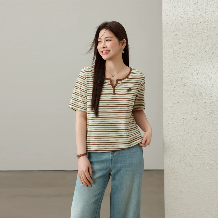 [Элегантная маленькая универсальная футболка с короткими рукавами в ретро-полоску и v-образным вырезом] Xianlixiu, женская одежда больших размеров, толстая мм2025, летний новый стиль
