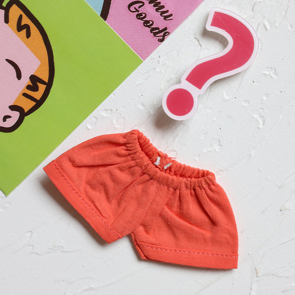 라부부 인형이 아기옷을 입고, 반바지를 교체하고, 인형이 파티에 앉아있고, 마카롱 색깔의 옷을 입고 있습니다.