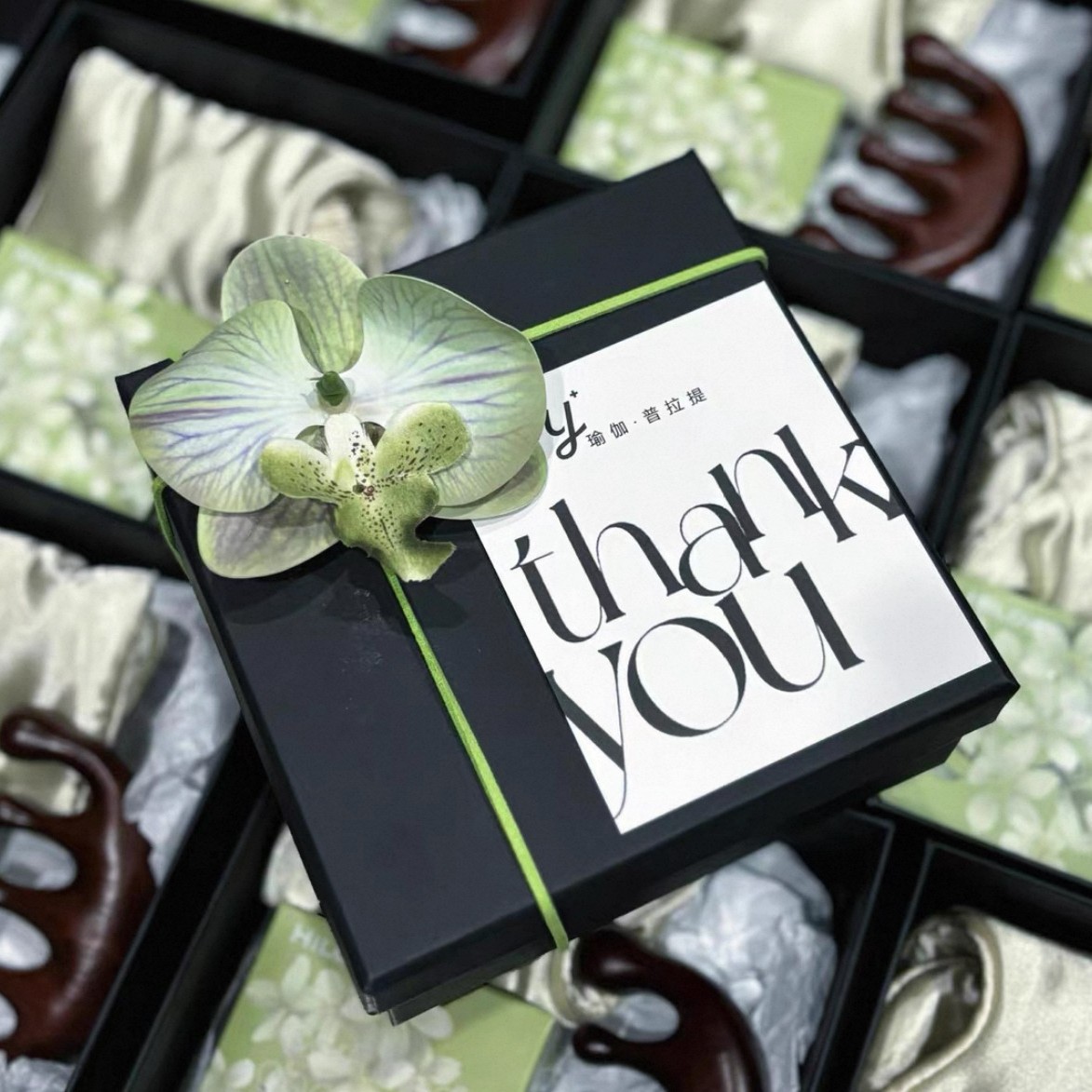 녹색 선물 상자 (20*18*8cm, 난초 장식, 얇은 종이, 카드 포함)