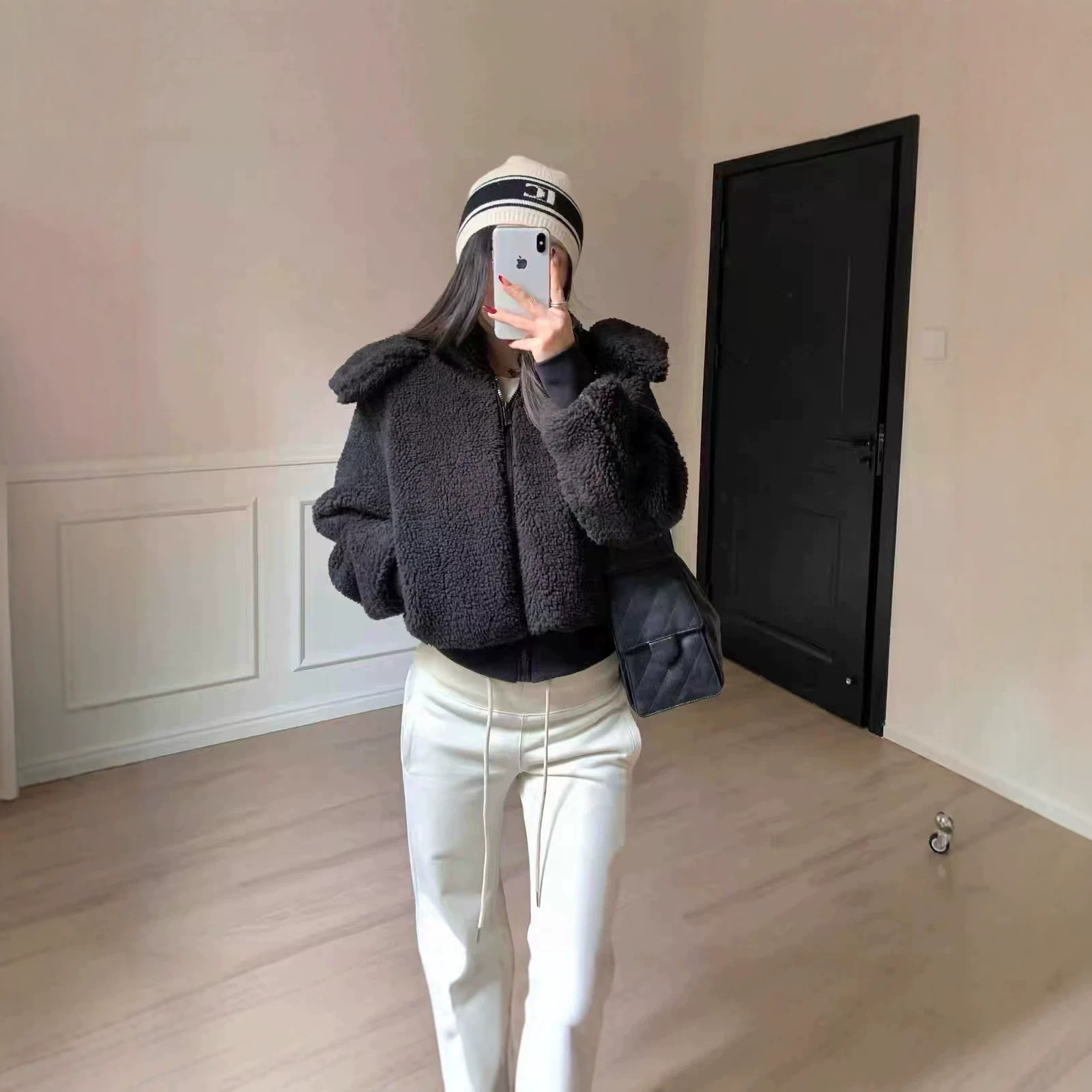 In stock: Al* new autumn/winter collection – a trendy, short, zip-up hooded jacket in a cream puff color, featuring a lamb wool lining, just like the one worn by Kendall Jenner