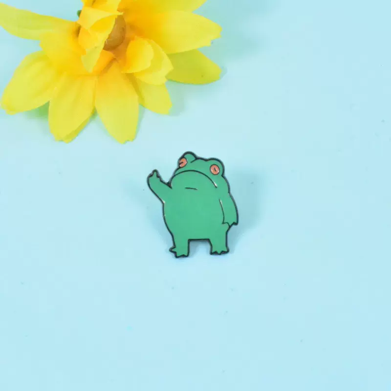 搞笑竖中指青蛙胸针 卡通烤漆珐琅中指青蛙别针 防走光扣现货批发