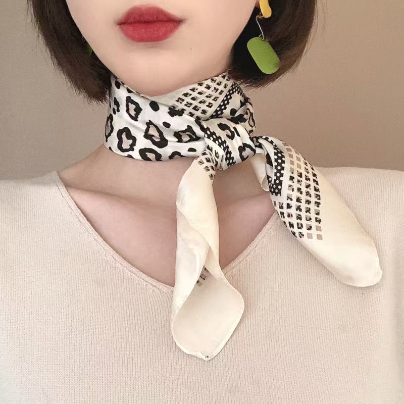 韓国カシューナッツスカーフ女性の正方形スカーフヒョウ柄スカーフ模擬シルクスカーフエレガントでファッショナブルな四季クロスボーダープリントスカーフ|undefined
