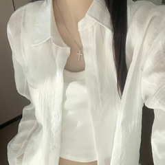 白い日焼け止めのシャツの女性の夏の新型の気質のシャツのフランスの小さい背のゆったりしている薄い金の薄い透き通っている上着のコートの秋