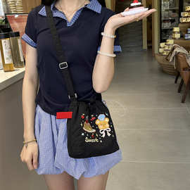 夏季新品斜挎小包逛街时尚百搭ins风抽绳小包可爱刺绣图案手机包