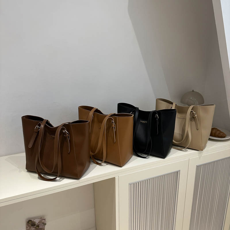 Gran capacidad de ocio retro bolso 2024 nueva moda simple de color sólido extranjero bolso de hombro portátil de mujer debajo de la axila