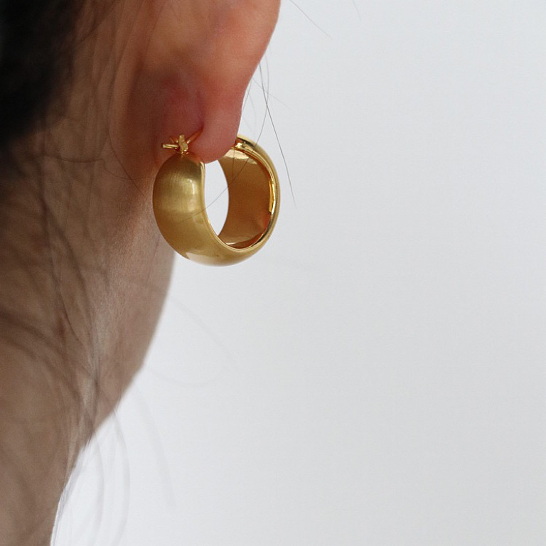 Pendientes de aro gruesos cepillados hechos a mano para mujer, simples y versátiles, pendientes retro personalizados de alta gama, mujeres de moda para viajeros diarios