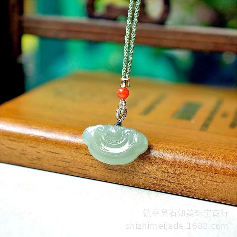 新疆と田玉は意のままにロックして青海のカップルの金の祥雲の鎖のブランドの玉のペンダントを掛けて生放送します。|undefined