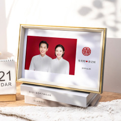 Set up a minimalist wedding photo certificate photo frame display, develop 6-inch, 7-inch, and 8-inch photos into resin photo frames for wall hanging with frames.