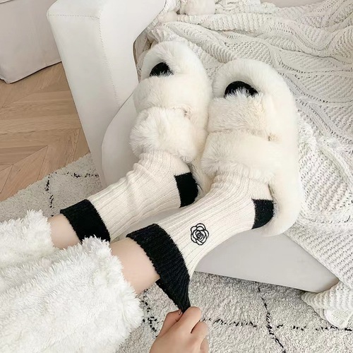 Japanese rose embroidered wool thickened socks women's mid-calf socks autumn and winter warm black and white cross pile socks