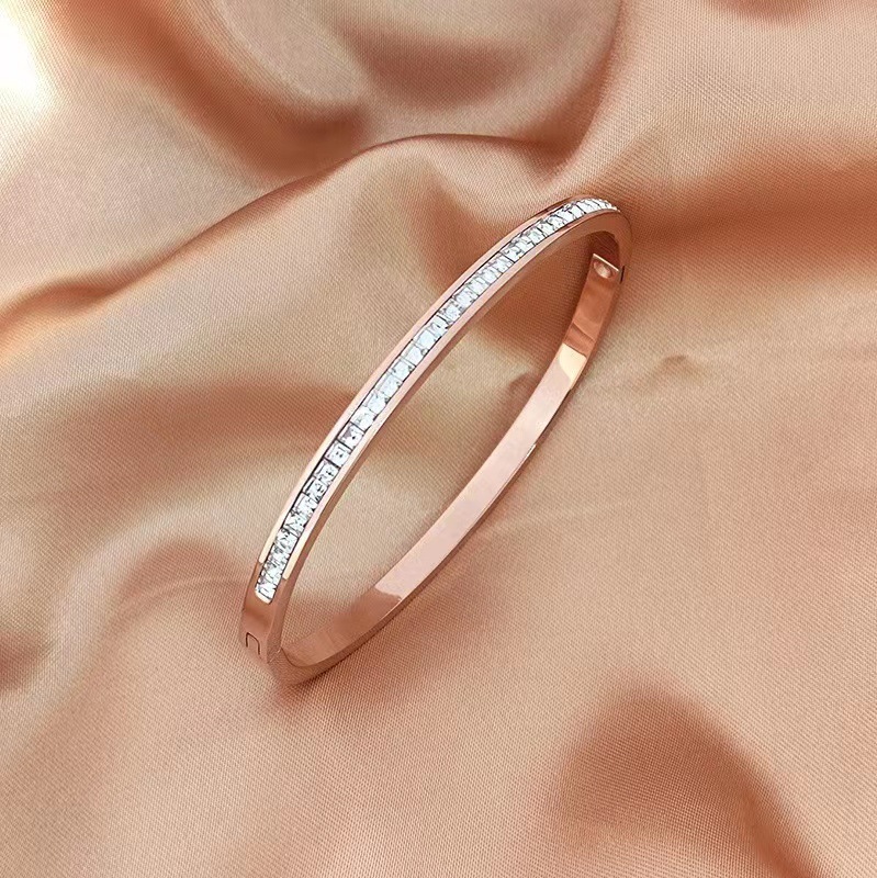 En stock fábrica directa Transfronteriza Popular electrochapado 18K pulsera de acero de titanio femenina personalidad no se desvanece moda nicho moda