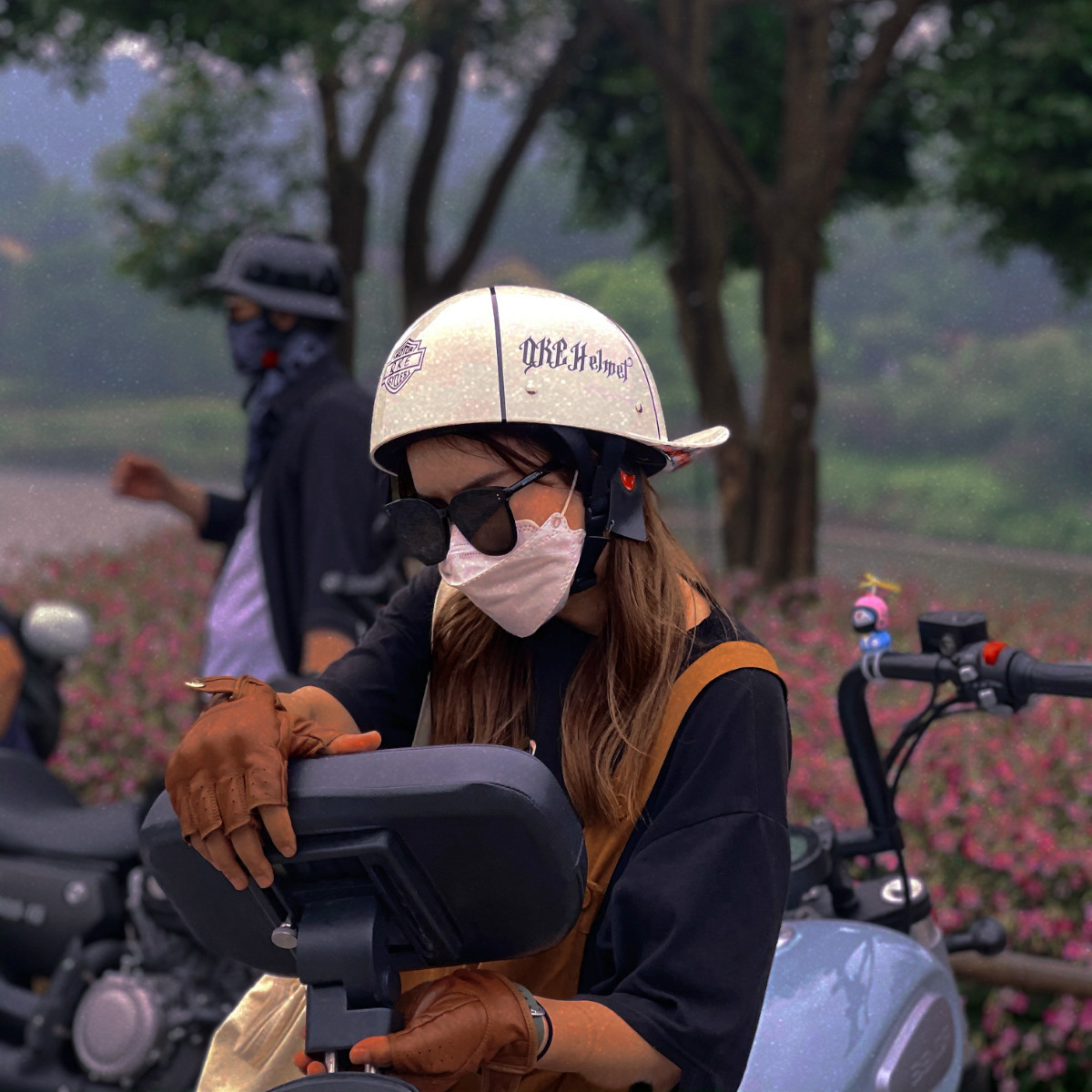 電気自動車のヘルメットの男の冬の日本式の復古の機関車のペダルのオートバイの250女の小さいヘルメットの体の半ヘルメットの瓢箪のヘルメット