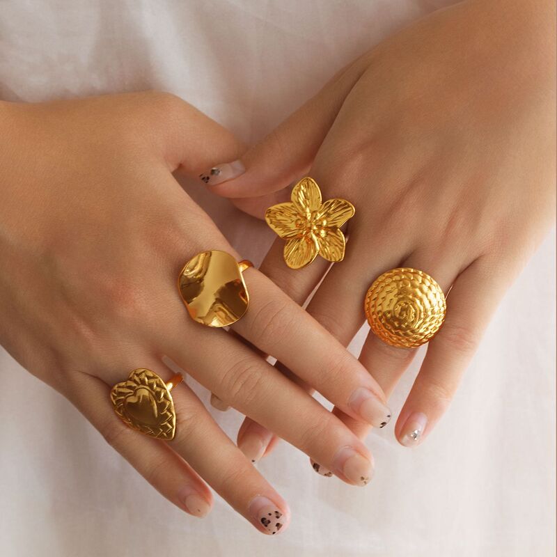 European and American Retro Golden Live Stainless Steel Flower Ring for Women Simple 18K Niche Design Oil Pressure Heart Ring
