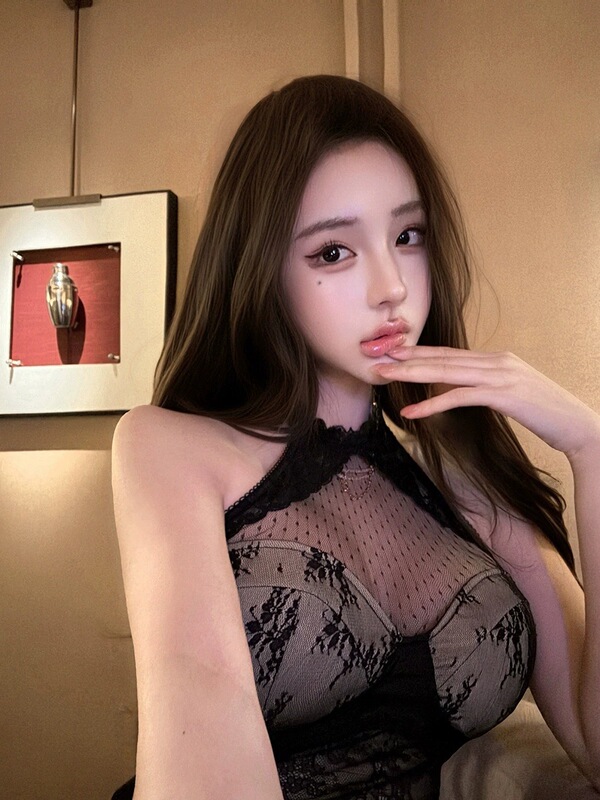 Cross-border pure desire lace backless foreign trade lace halter neck camisole for women with chest pads, sexy inner top Cross-border pure desire lace backless foreign trade lace halter neck camisole for women with chest pads, sexy inner top