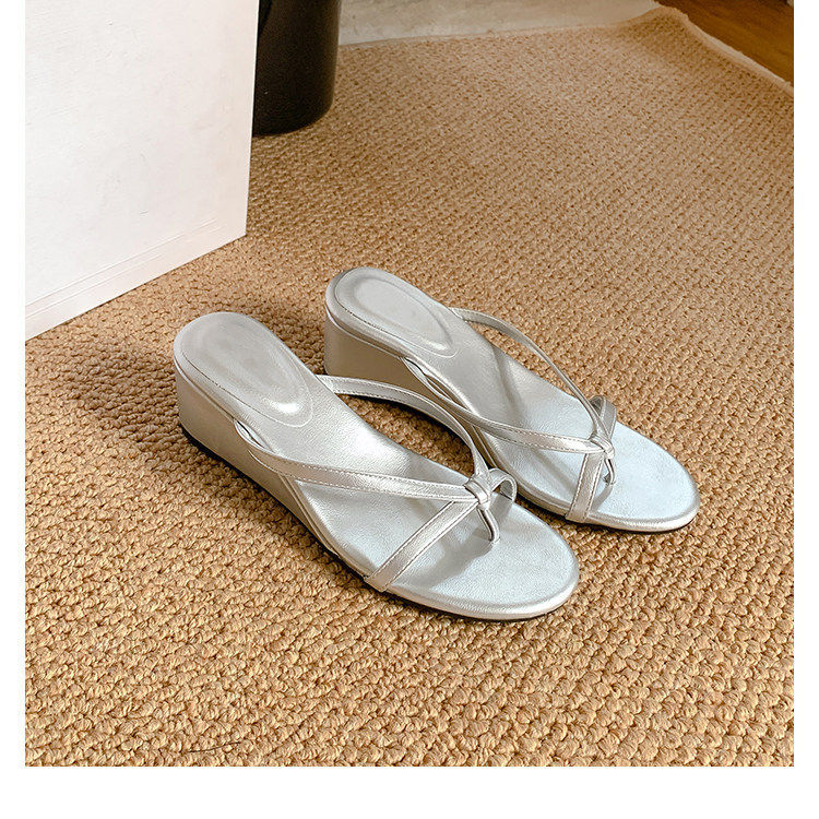 2026 verano nuevo estilo de altura de hadas viento cinturón delgado zapatillas de fondo grueso francés hermoso tacones de pendiente zapatillas de calzado de calzado para mujeres