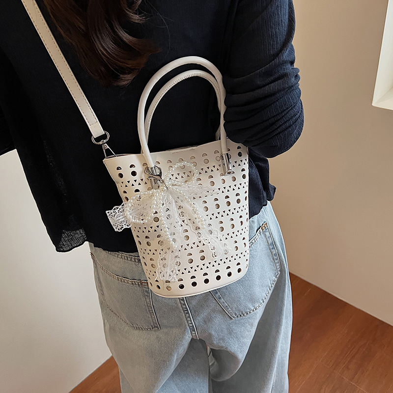 Bolsa de balde hueca de verano para mujeres 2025 nuevo nicho de moda versátil bolso de hombro bolsa de tendencia casual