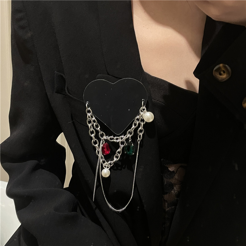 Fashion Metal Tassel Heart Brooch Female Niche Trend Personality Pearl Gem Peach Heart Brooch display picture 2