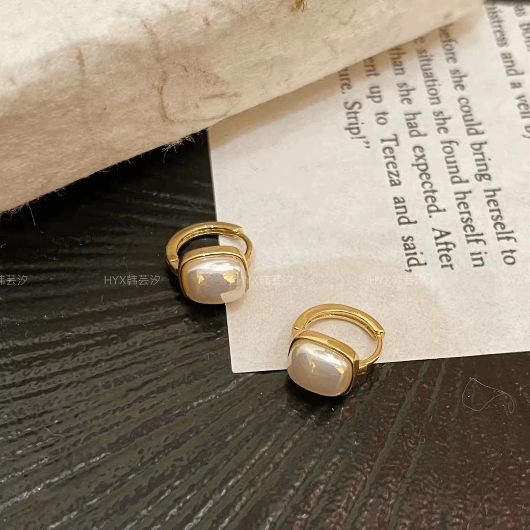 Brand universal small earrings from pearl
