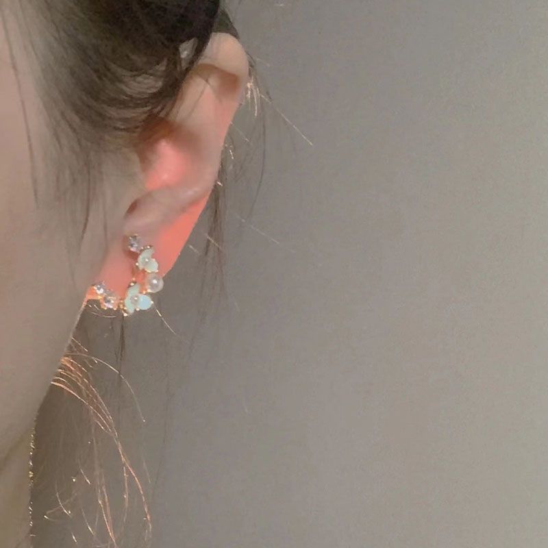 Pendientes de perlas de Camelia blanca francesa dulce de media luna, pendientes elegantes de alta gama de nicho retro para mujer