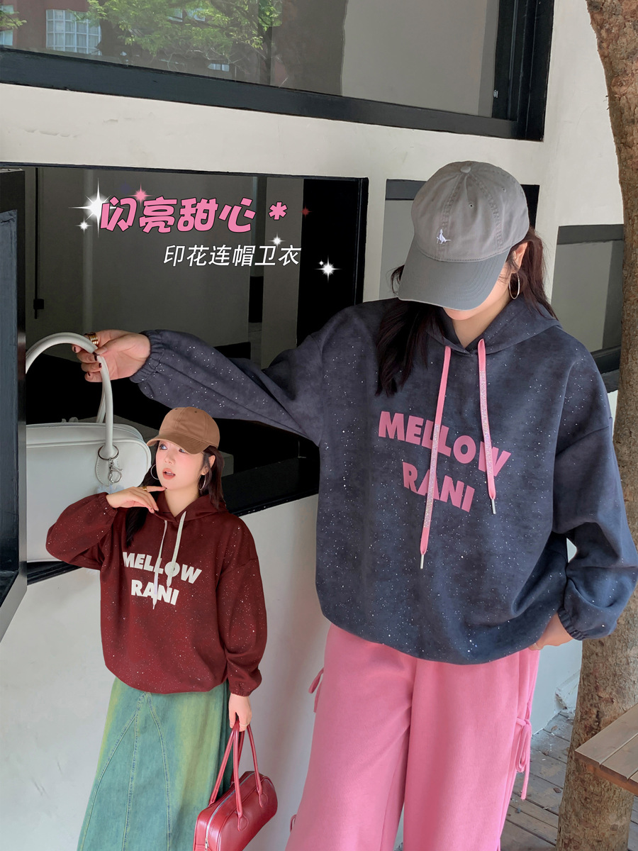 K2862 otoño y invierno de gran tamaño damas con sequillas letras imprimidas camisetas con sombrero camisetas de chicas gordas sueltas