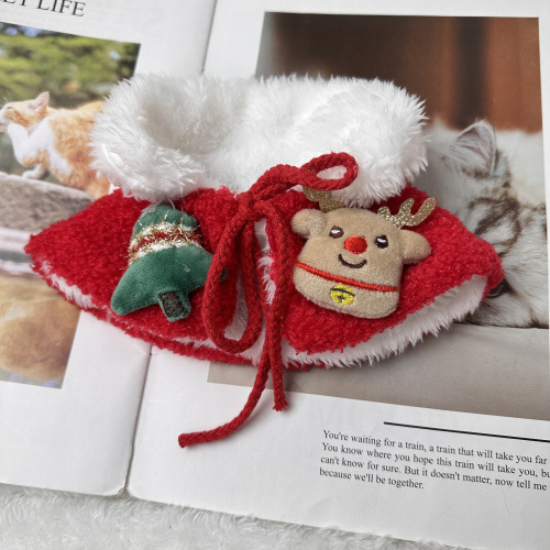 猫のクリスマスのマフラーの服の赤いマントのストールは口を囲んでペットの犬を飾ります。|undefined