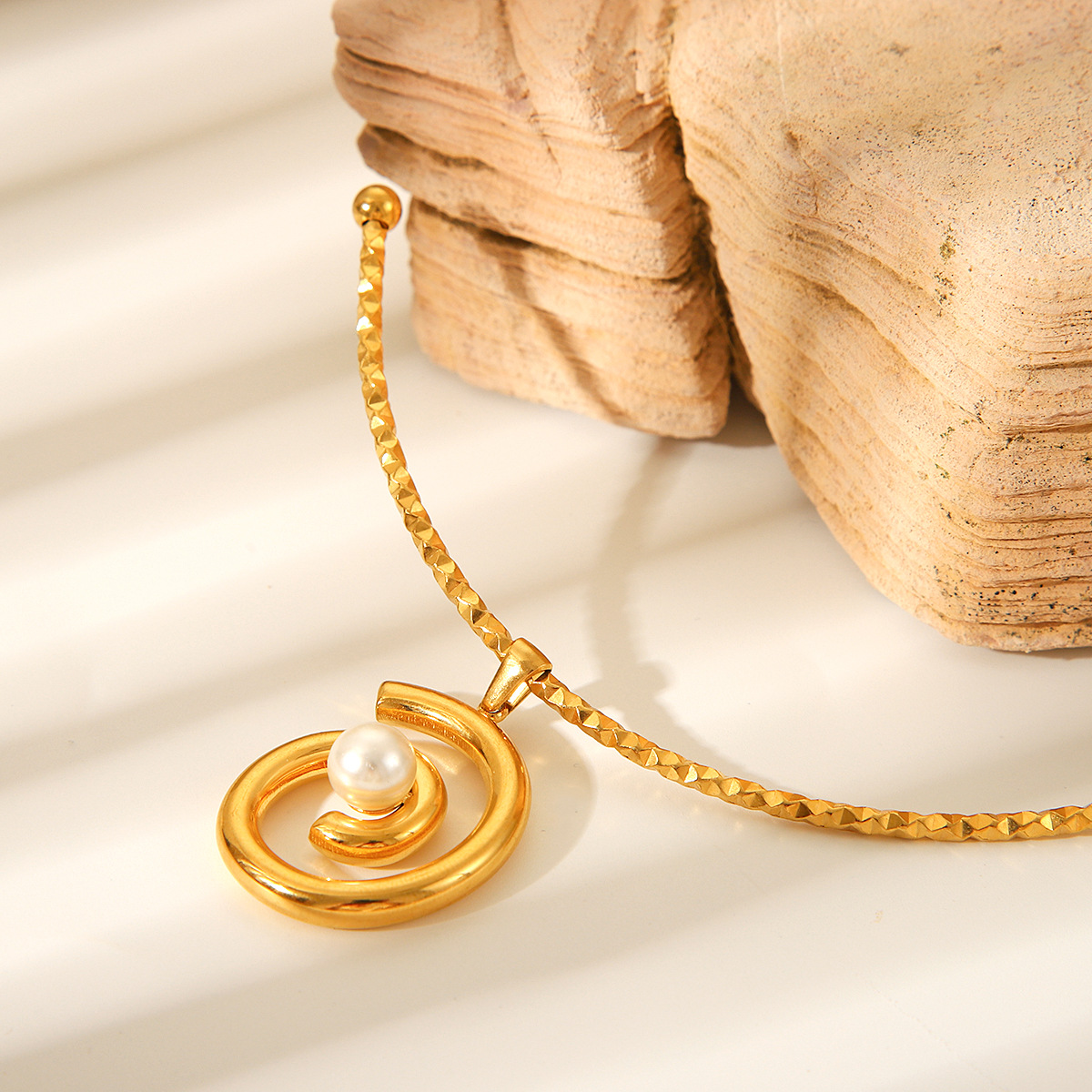 Transfronterizos exclusivos para elegantes 18K oro de acero inoxidable abierto collar de rosca de viento colgante de perlas brazalete para mujeres