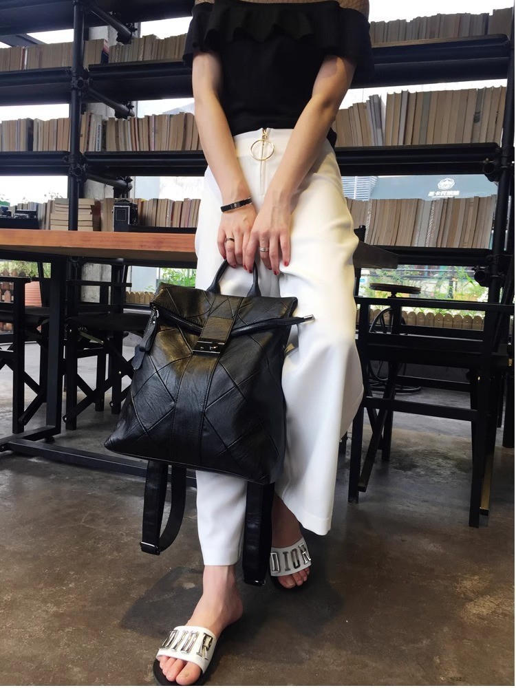 Bolso de mujer 2025 nuevo bolso de mensajero de un solo hombro multicapa de cuero suave de moda con borlas bolso de madre de mediana edad y anciana de gran capacidad