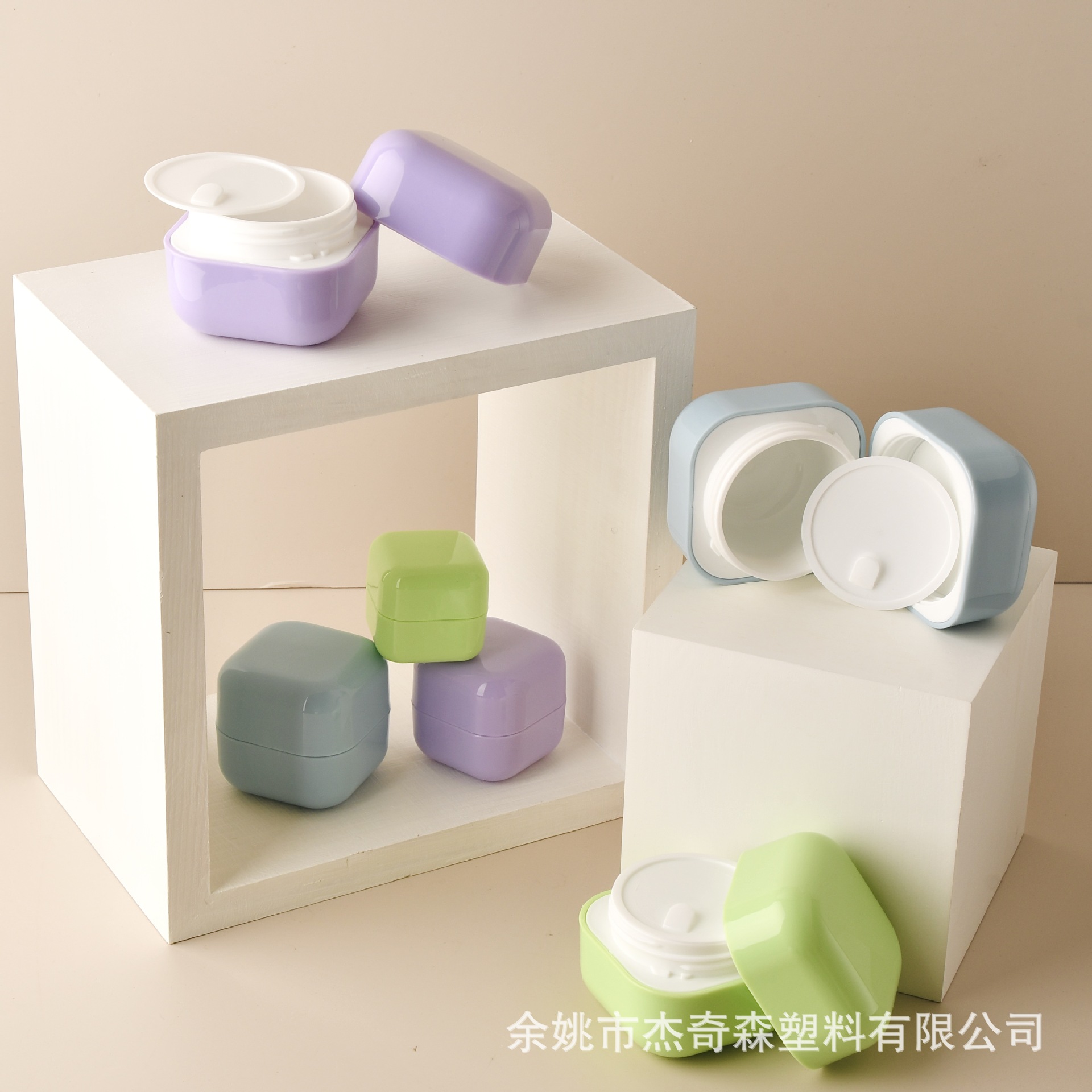 Square glossy face cream