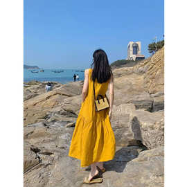 法式复古金黄色连衣裙女夏季新款2024宽松休闲无袖海边度假风长裙