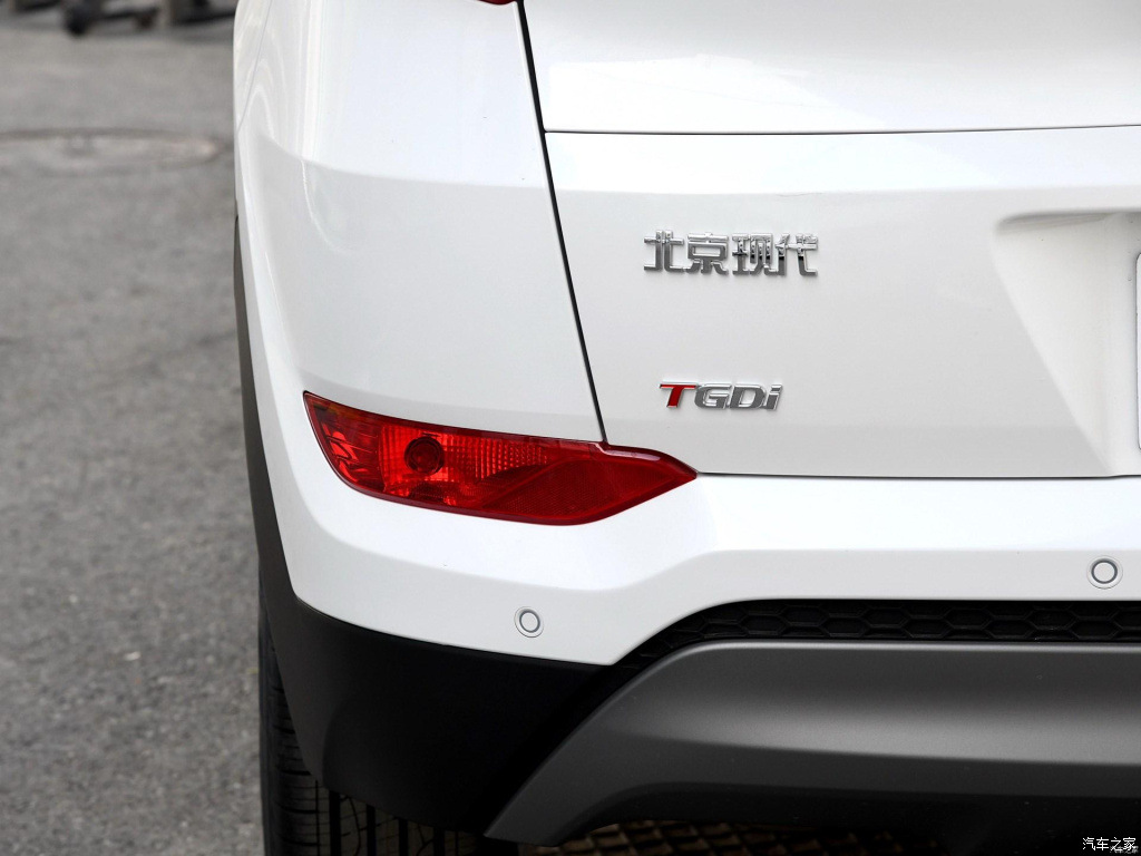 Adapted to 15-18 new Hyundai Tucson rear tail lamp assembly left and right rear headlights steering reversing brake lamp cover