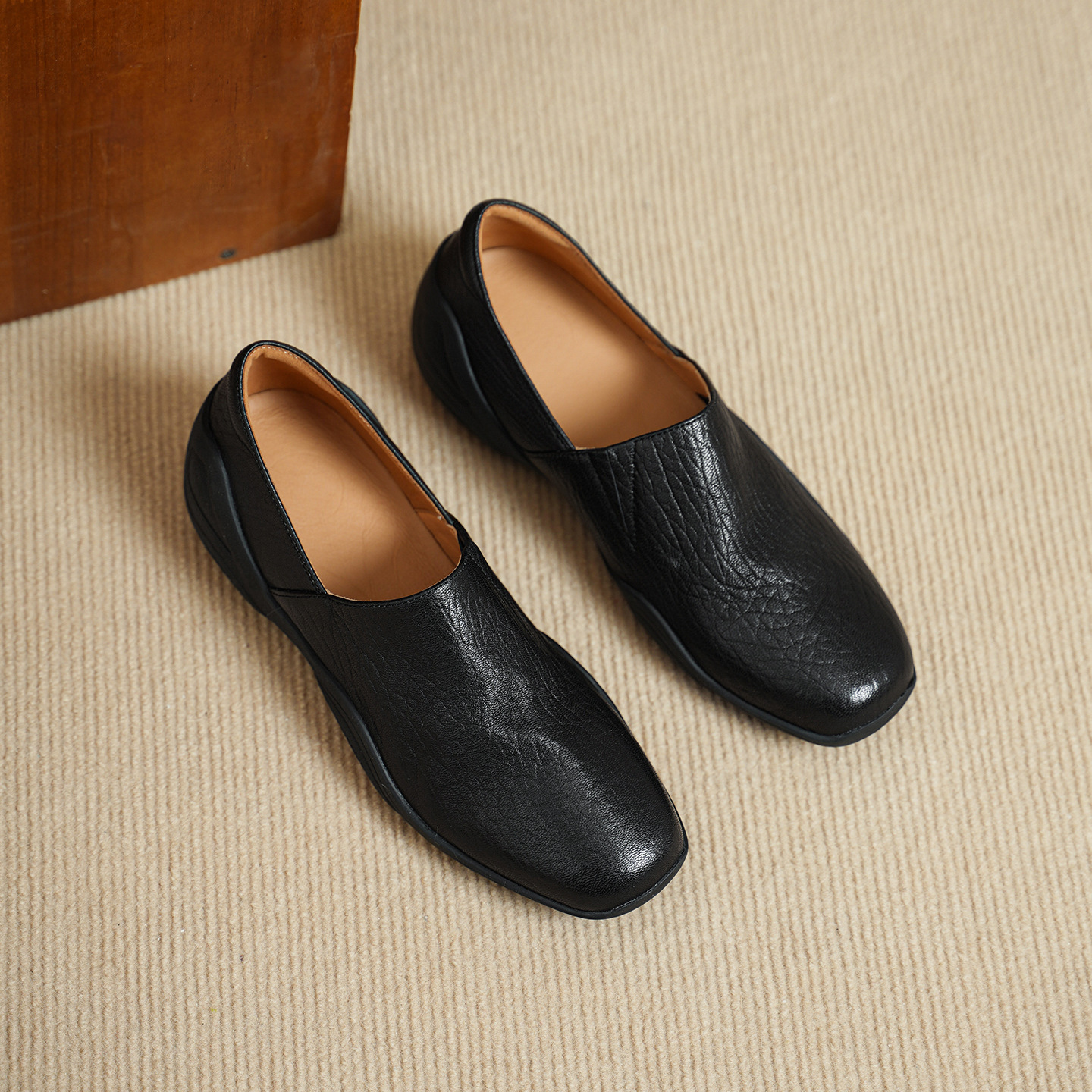 Giày loafer nữ da dê mũi tròn, gót trung 3 cm, hoa nổi, phong cách cổ điển — đen