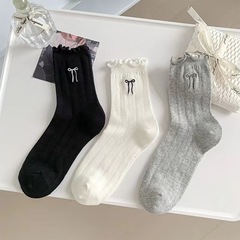 靴下を厳選した女性の薄い蝶結び刺繍の中筒靴下のファッション