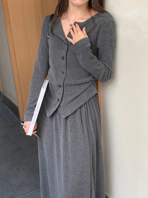 现货实拍 设计感V领单排扣针织上衣小衫+松紧腰半身裙套装 送飘带|undefined