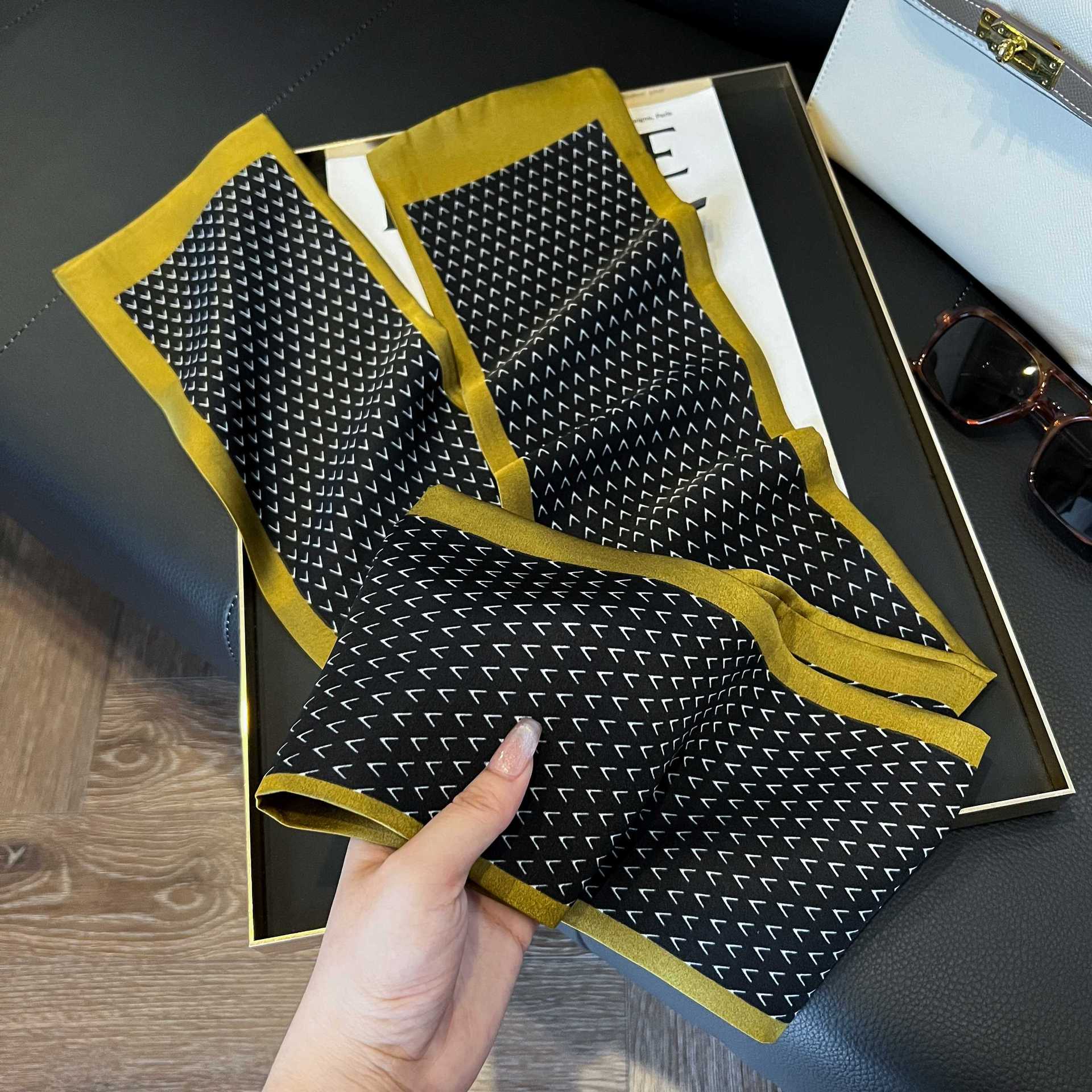 Nueva bufanda de seda pequeña banda larga estrecha para el cabello mujer estilo primavera y otoño moda madre bufanda estilo verano estilo fino serpentina bufanda al por mayor