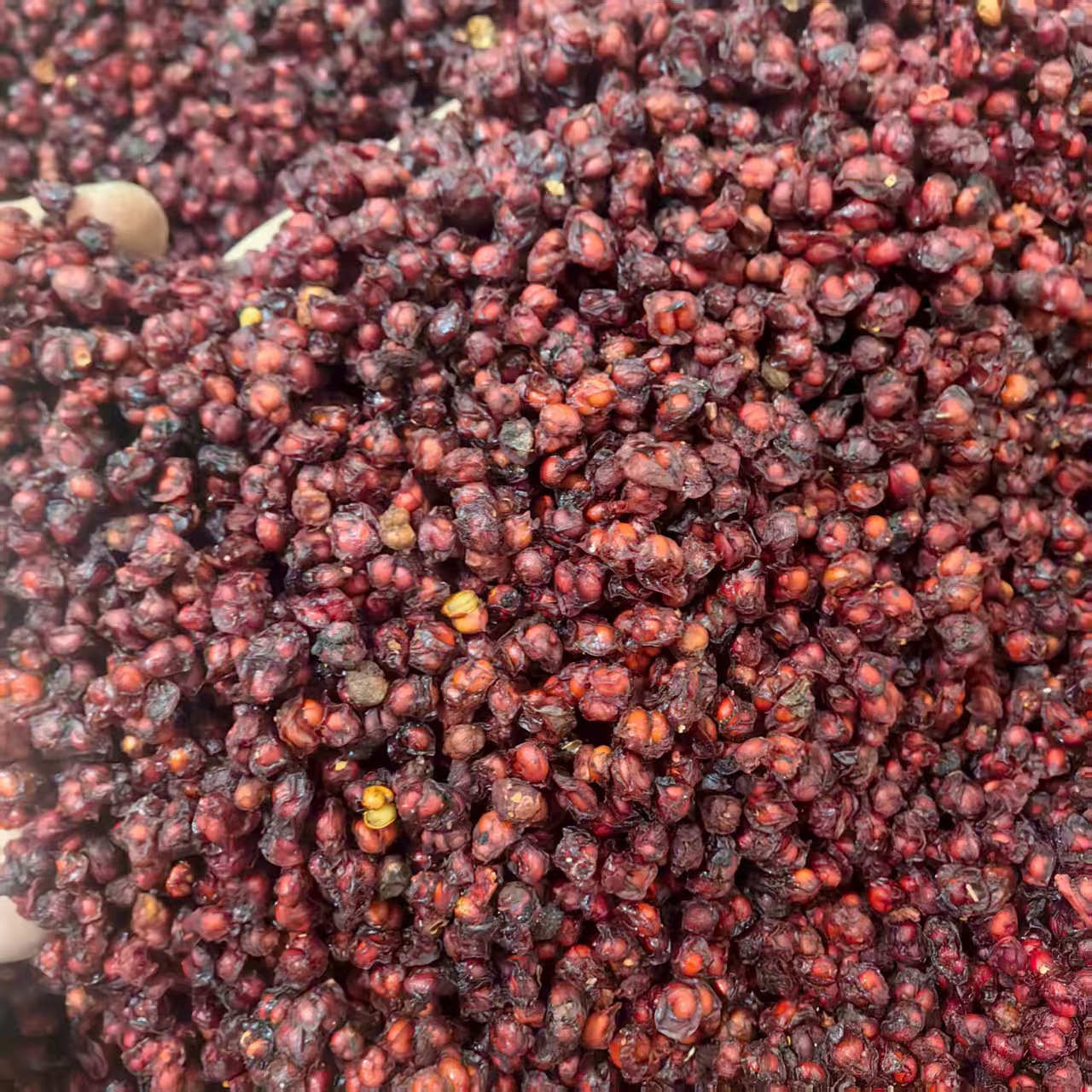 Dried Schisandra Berries Wu Wei Zi Whole Fruit 500g Sun Dried Northeast China Herb for Tea and Decoction quality and texture