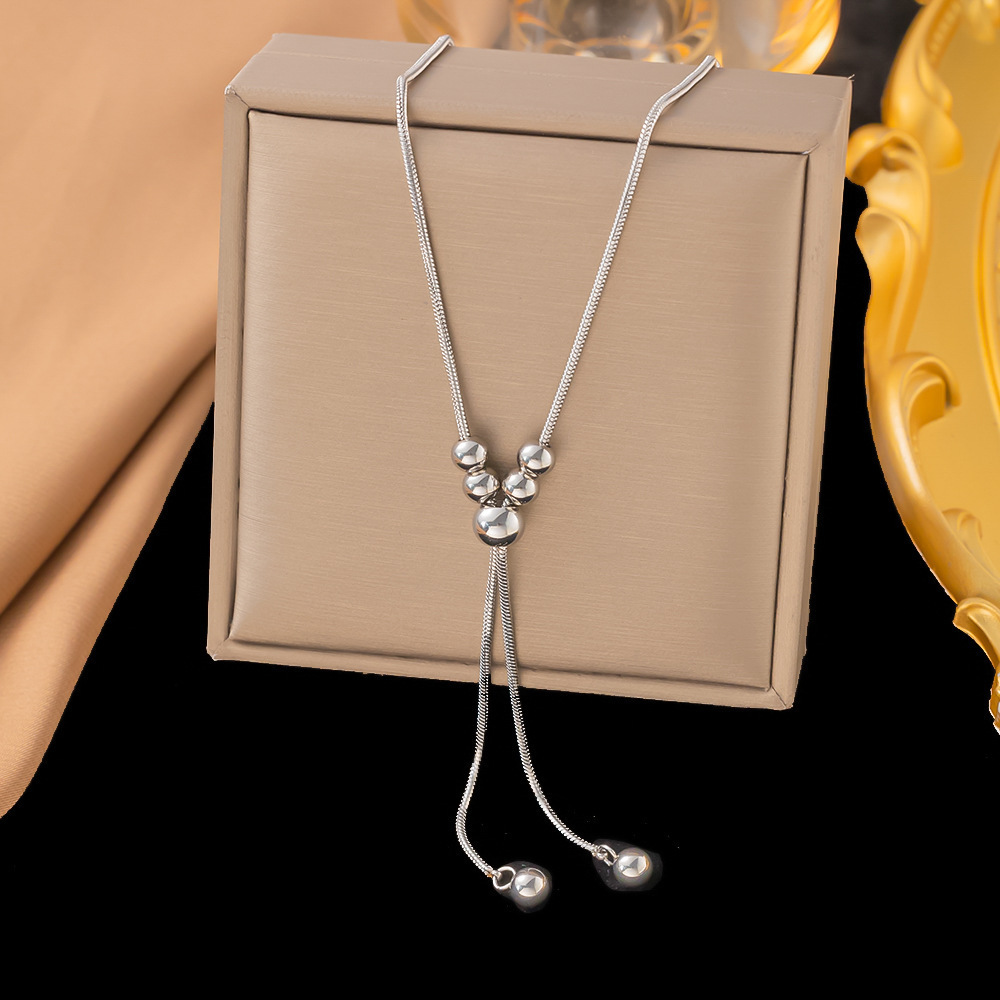 [collar de acero de titanio dorado + acero] collar de amor de nicho con cadena de clavícula avanzada en la moda de lujo ligero femenino
