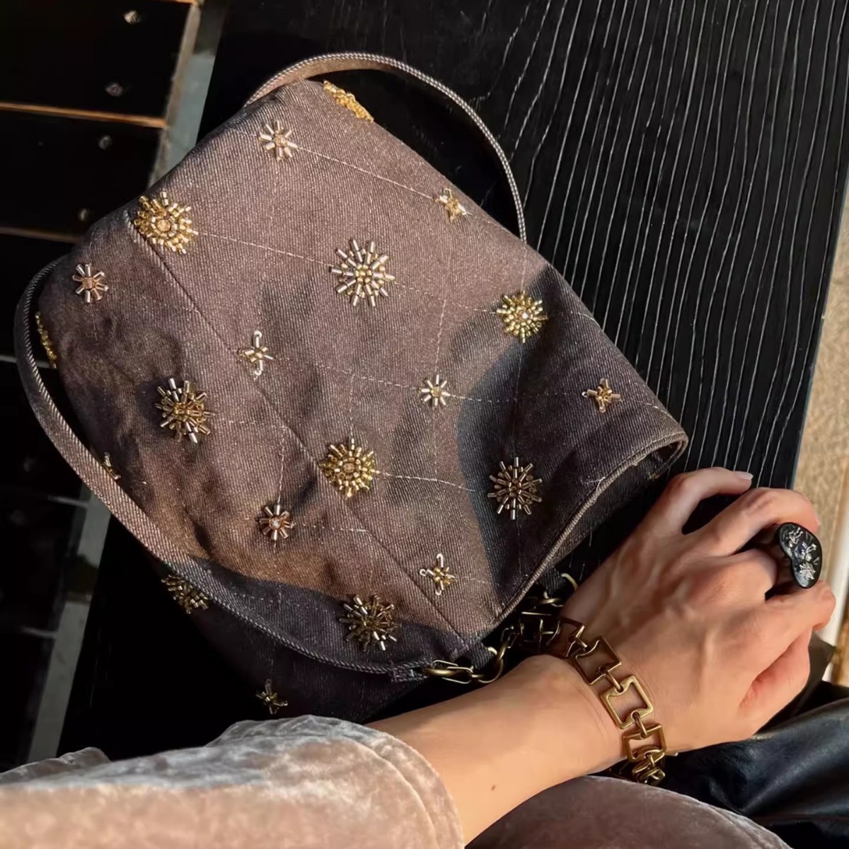 2025新款钉珠刺绣水桶包大容量牛仔布单肩包新中式时尚百搭斜挎包