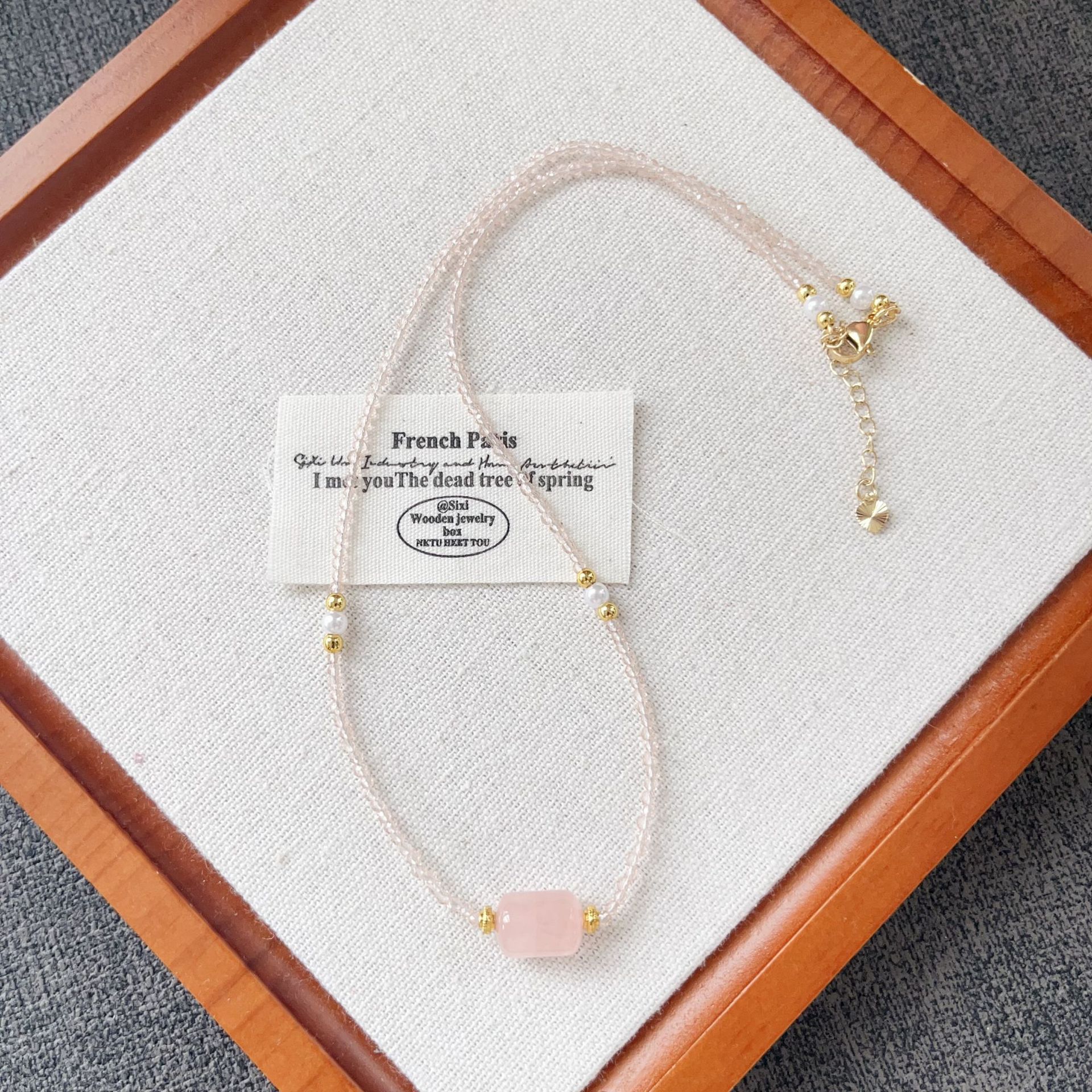 Schmuck aus natürlichen Kristallen und Edelsteinen bringt Glück, vermittelt Wärme, Klarheit und sanfte positive Energie und sorgt dafür, dass sich jeder Tag friedvoll und geerdet anfühlt._voghion.com