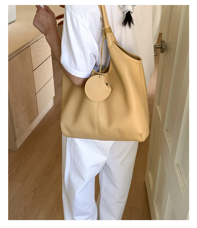 Large-capacity bag for women's summer, 2025 new style fashionable retro shoulder bag, textured tote bag for class and commuting undefined