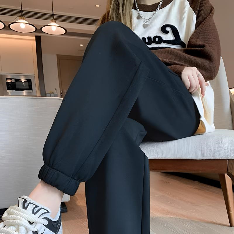 단색 레깅스가 달린 얇은 검정색 바지