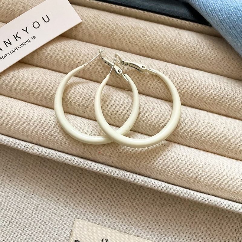 Pendientes de anillo redondo lisante de aguja de plata Pendientes de dopamina de temperamento de nicho femenino Pendientes femeninos Joyas de sentido avanzado de nicho