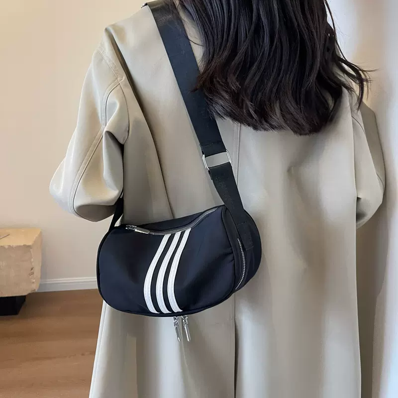 运动风斜挎饺子包包女大容量简约时尚单肩包出行工作通勤小方包