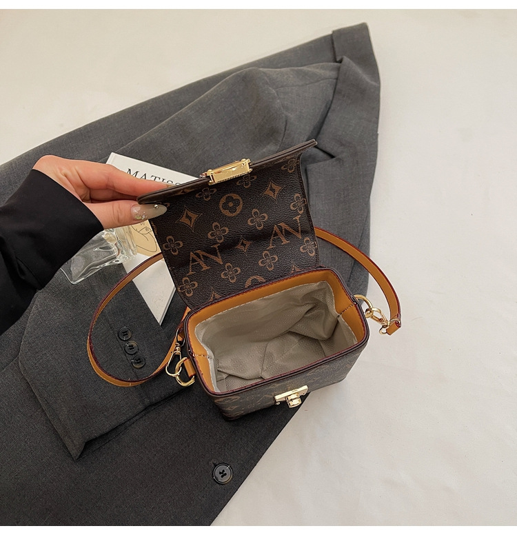 A new Korean-style versatile and simple single-shoulder crossbody bag for women in the summer of 2025, featuring a Korean-style mobile phone bag undefined