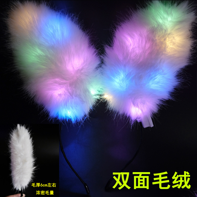 屋台のおもちゃが光るカチューシャ夜市の爆発的な子供のおもちゃは明かりをつけて猫の耳のカチューシャを飾って贈り物を押します。|undefined