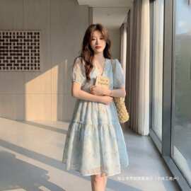 连衣裙女装夏季2026新款高质感大码胖mm巨好看漂亮v领碎花短裙子