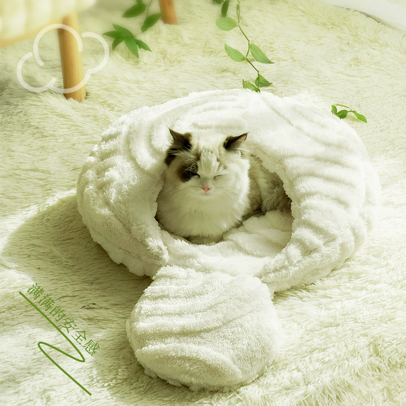 Кошка милая плюшевая теплая печенька зимняя кремовая глубокая спящая раковина гнездо сдержанная роскошная минималистская кошачья логова