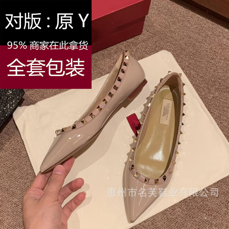 Carefully Selected High-End Version~Valentino Studded Pointed-Toe Flat Shoes, Shallow Mouth Single Shoes for Women, 2026 New Model, Nude Color Studded Women's Shoes Carefully Selected High-End Version~Valentino Studded Pointed-Toe Flat Shoes, Shallow Mouth Single Shoes for Women, 2026 New Model, Nude Color Studded Women's Shoes