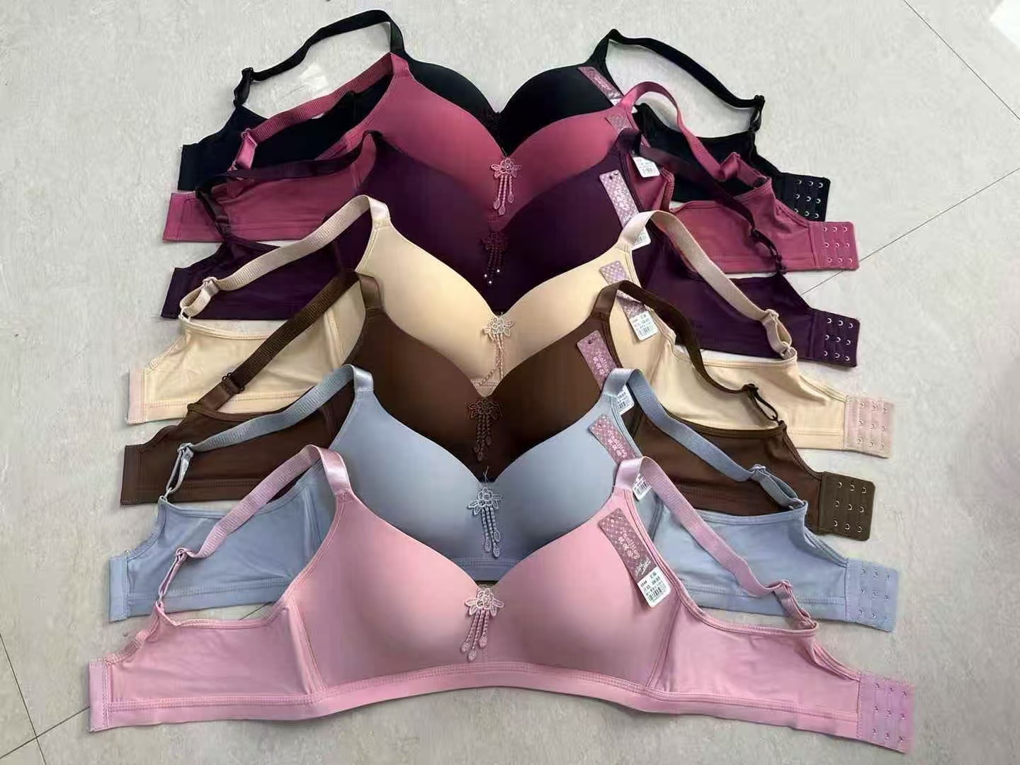 204 # stock madres de mediana edad ropa interior de pecho sin anillo de acero cómodo se reúnen contra la caída del pecho grande muestra un pequeño sujetador delgado