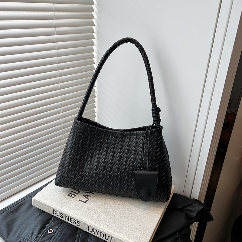 2025 New French Niche Elegant Handbag Luxury Fashion Woven Bag Minimalist Single Shoulder Underarm Baguette Bag - Thumbnail 4