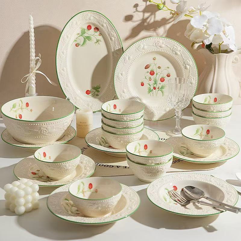 高颜值浮雕草莓陶瓷碗盘餐具陶瓷盘子菜盘釉下彩餐具米饭碗面碗